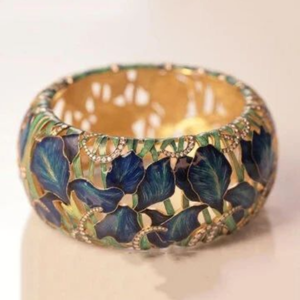 Guldring i vintagestil med blå blommor