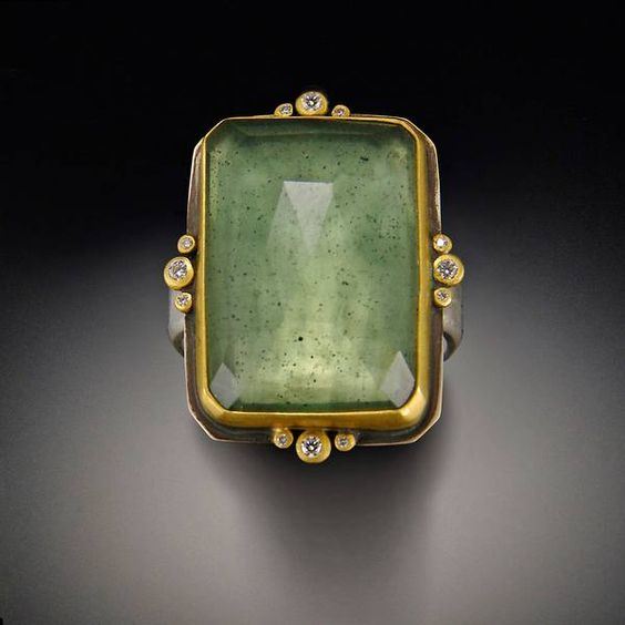 Guldring i vintagestil med grönt glas