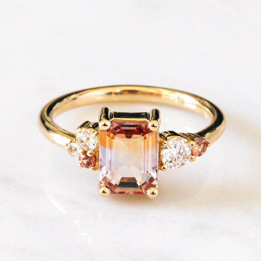 Guldring i vintagestil med varmt glas