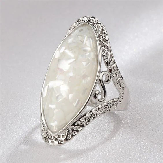 Silverring i vintagestil med vit opal