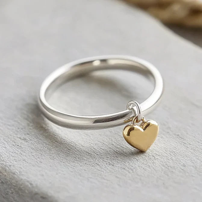Silverring i vintagestil med hängande guldhjärta